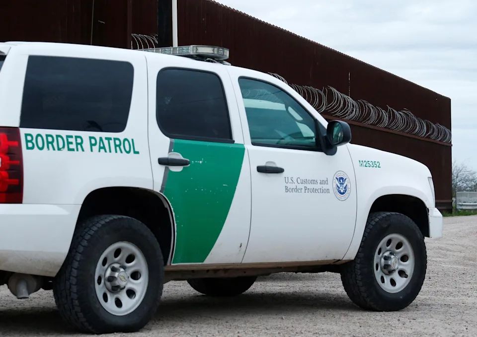 Indagan muerte de migrante hallado enfermo en la frontera de Texas con México