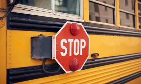 Camioneta hace “ligero contacto” con autobús escolar lleno de estudiantes