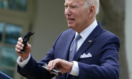Biden regula las armas de fabricación casera para acabar con tiroteos masivos
