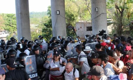 Migrantes salen caminando desde el sur de México y chocan con las autoridades