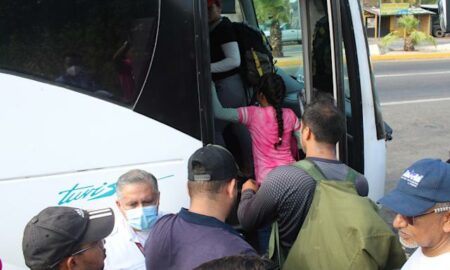 Agentes mexicanos detienen a 330 migrantes y 19 traficantes en una carretera