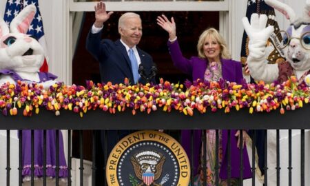 La lluvia desluce la primera carrera de huevos de Pascua de los Biden