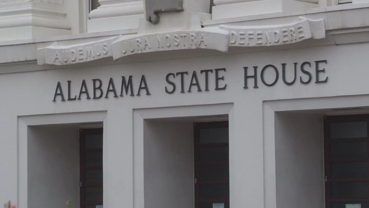 Legisladores de Alabama aprueban proyecto de ley de baños transgénero