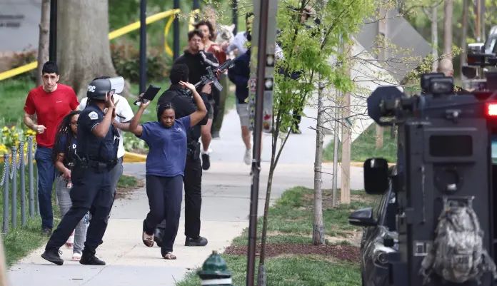 Cuatro heridos y un sospechoso muerto tras un tiroteo en Washington