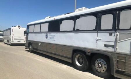 Gobernador de Texas afirma haber enviado a Washington 35 buses con migrantes