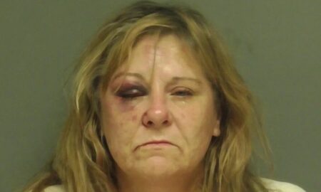 Mujer acusada de intento de asesinato tras estrellar un camión contra la casa en la que estaba su novio