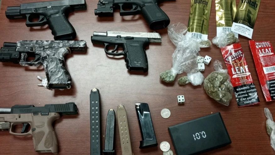 Armas y drogas recuperadas en una fiesta de 100 personas en Southside