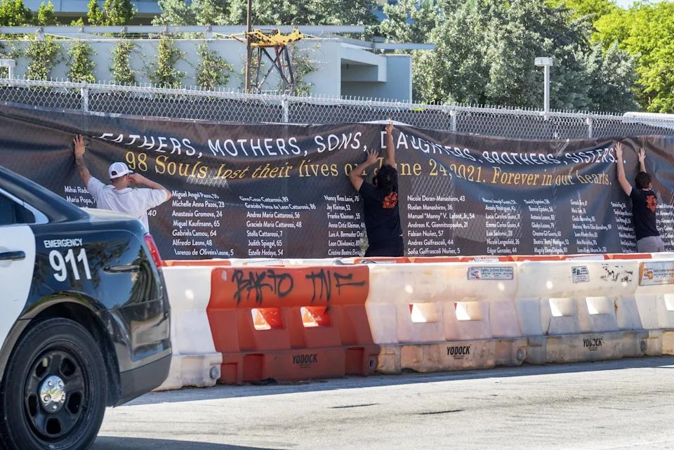 Surfside rinde tributo con pancarta a las 98 víctimas mortales del derrumbe