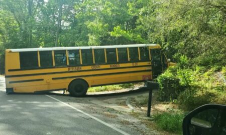 Autobús escolar queda atascado en Vestavia Hills