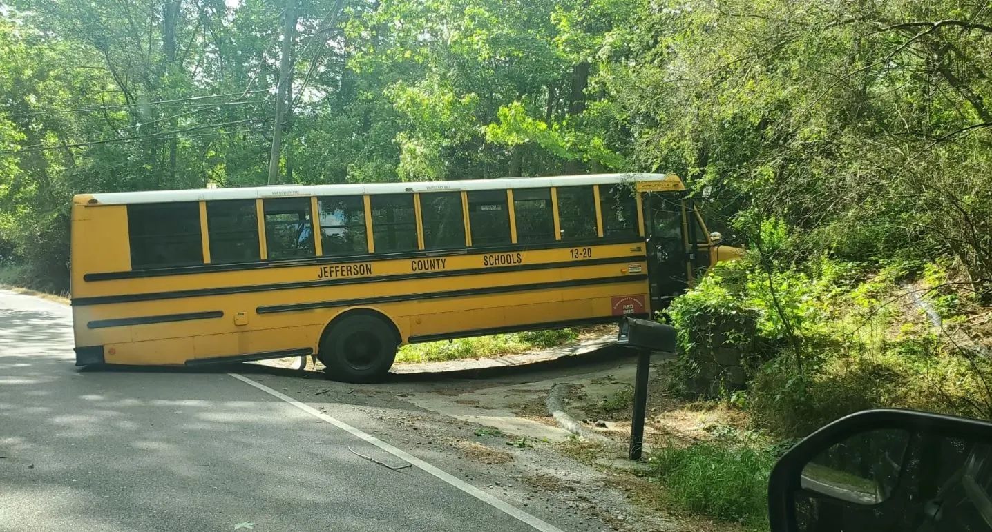 Autobús escolar queda atascado en Vestavia Hills