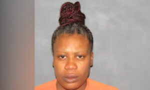 Mujer arrestada después de golpear y arrastrar a una persona con su automóvil en el sureste de Alabama