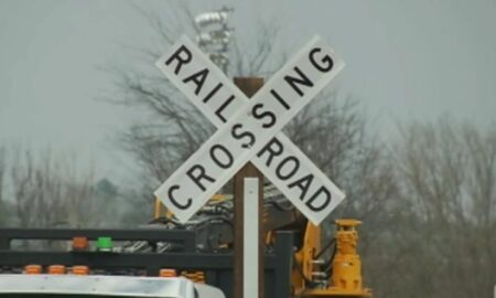 Tren bloqueando cruces de carreteras en Pelham