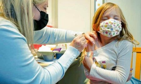 EEUU espera empezar a vacunar este mes a los niños de menos de seis años