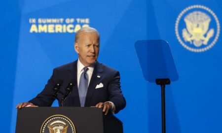 Biden, interrumpido por una activista en ceremonia de Cumbre de las Américas