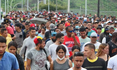 México autoriza que miles de migrantes avancen desde la frontera sur