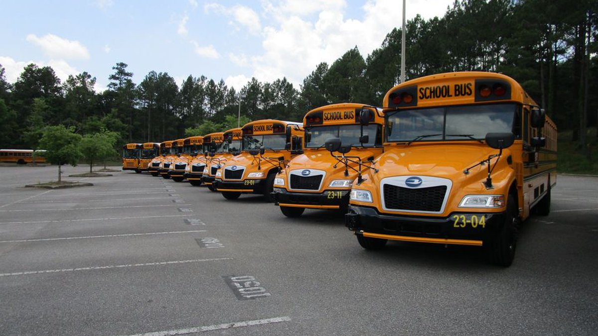 Escuelas de la ciudad de Hoover obtienen nuevos autobuses con aire acondicionado