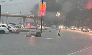 Oficial de policía de Gadsden rescata a ocupantes de automóvil en una inundación