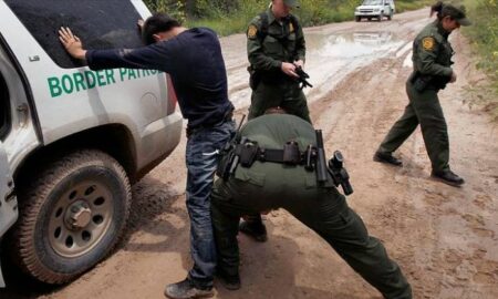 Agentes fronterizos descubren 80 indocumentados en camión de carga en Texas