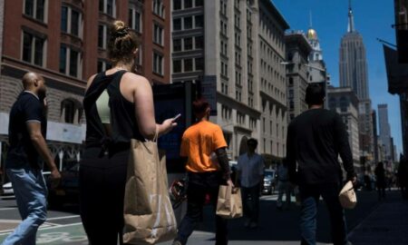 Inmigrantes en Nueva York compran menos comida para pagar servicios de salud