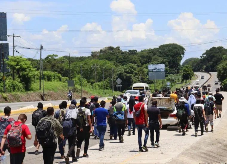 Cientos de venezolanos salen en caravana desde la frontera sur de México