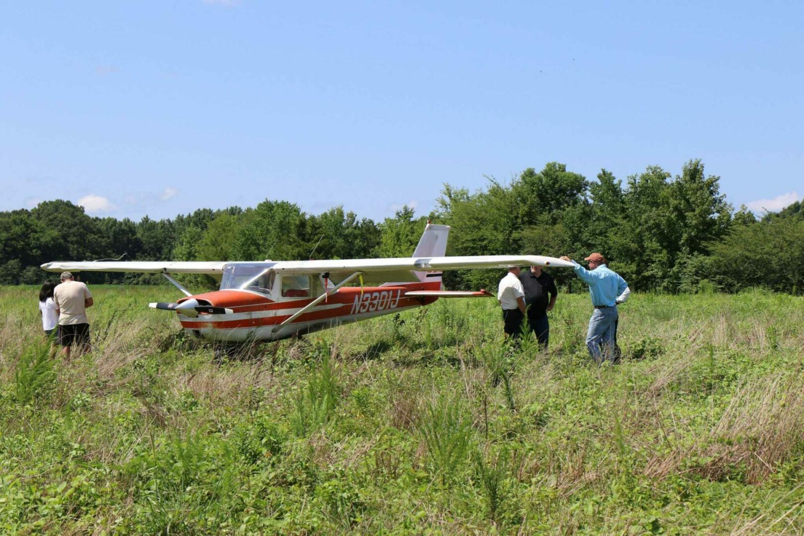Avión realiza aterrizaje de emergencia en campo en Tuscaloosa