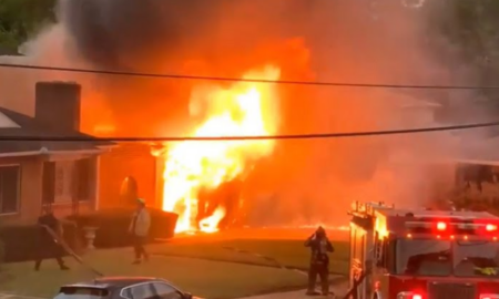 Bomberos luchan contra el incendio de una casa en Birmingham