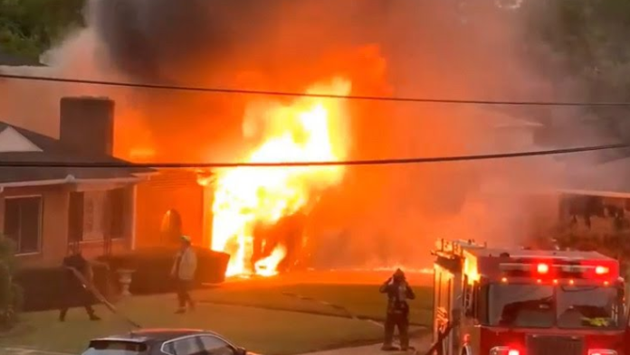 Bomberos luchan contra el incendio de una casa en Birmingham