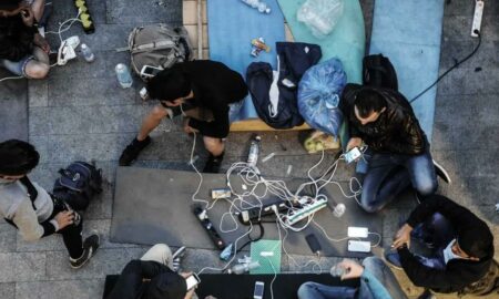 Denuncian "redadas digitales" de migrantes localizándolos por sus celulares