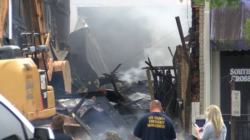 Incendio durante la noche deja negocios del centro de Opelika en "pérdida total"
