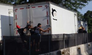 Traficantes de migrantes en México ganan 615 millones de dólares al año