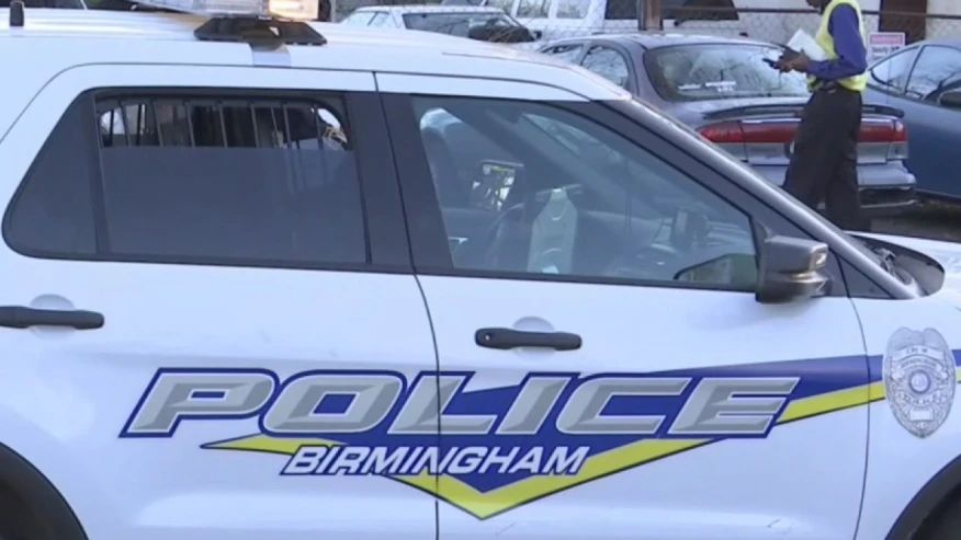 Video de TikTok muestra 2 autos de la policía de Birmingham compitiendo entre sí
