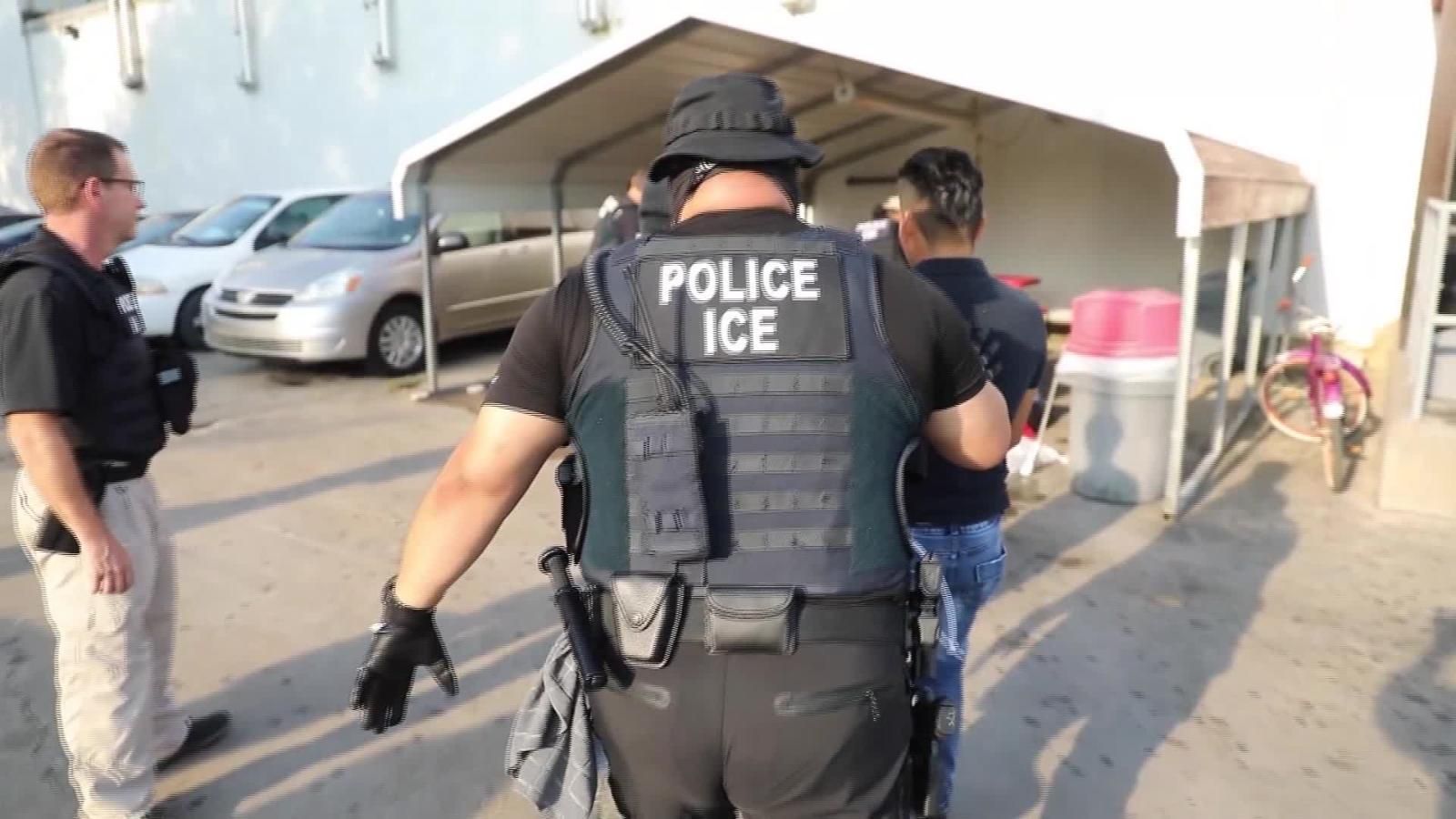 Vídeo muestra a agente del ICE poner su bota en el cuello de un inmigrante