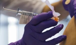 Gobierno de Biden promoverá vacunación de personal escolar para frenar covid