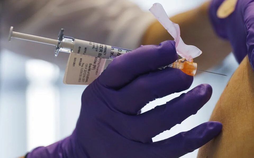 Gobierno de Biden promoverá vacunación de personal escolar para frenar covid