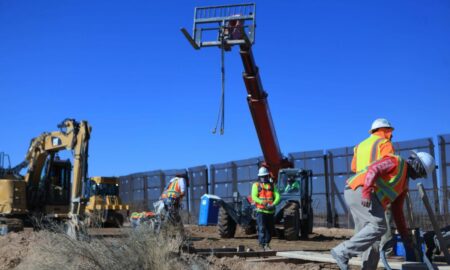 Obras en muro fronterizo en Texas usan agua pese a restricciones a residentes