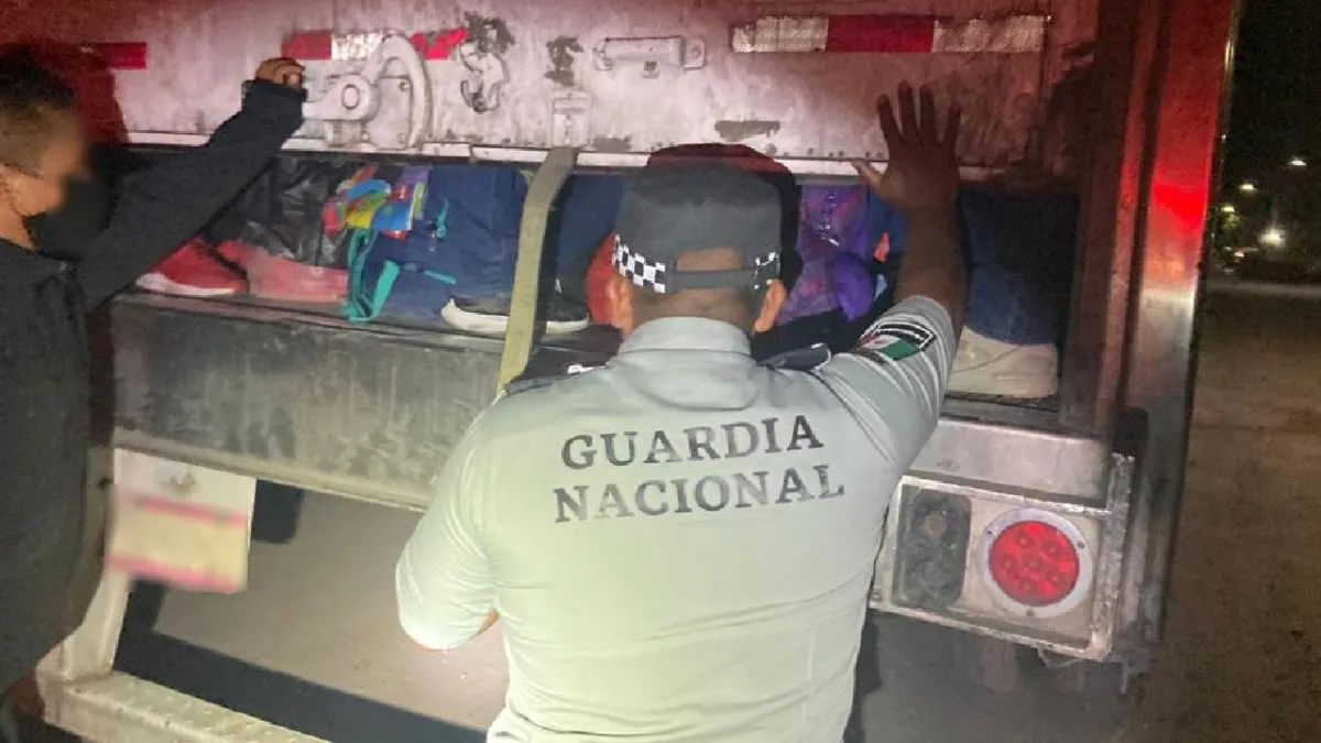 Hallan a 121 migrantes abandonados en un camión en el norte de México