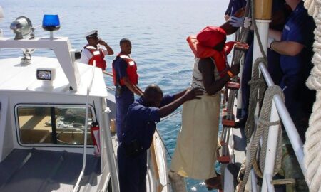 Veinticuatro migrantes detenidos y un desaparecido en un naufragio en Florida