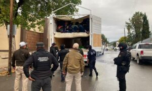 Descubren a 266 migrantes en camiones en norteño estado mexicano