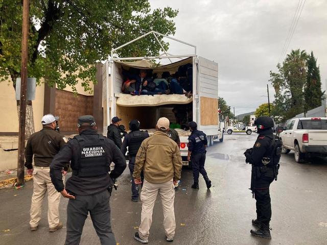 Descubren a 266 migrantes en camiones en norteño estado mexicano