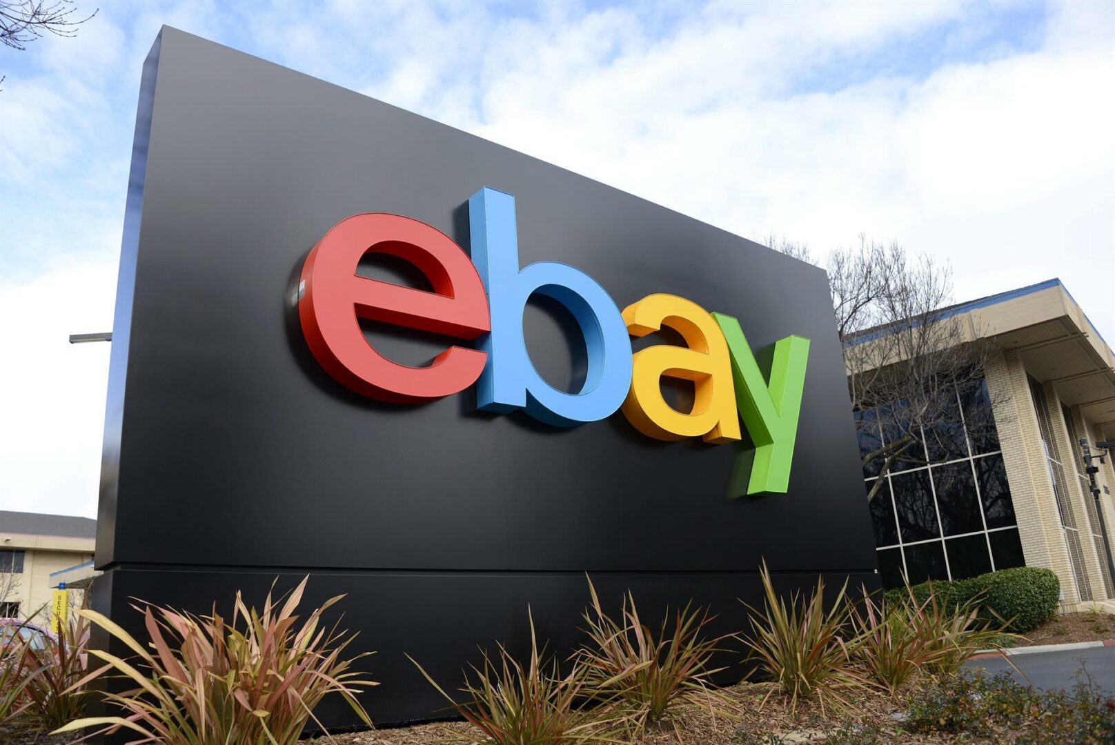 Cárcel para exempleados de eBay por intimidar a críticos con envíos lúgubres