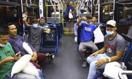 Chicago acoge a inmigrantes enviados en autobús por el gobernador de Texas
