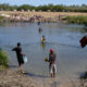 Cientos de migrantes cruzan el Río Grande hacia El Paso en busca de asilo