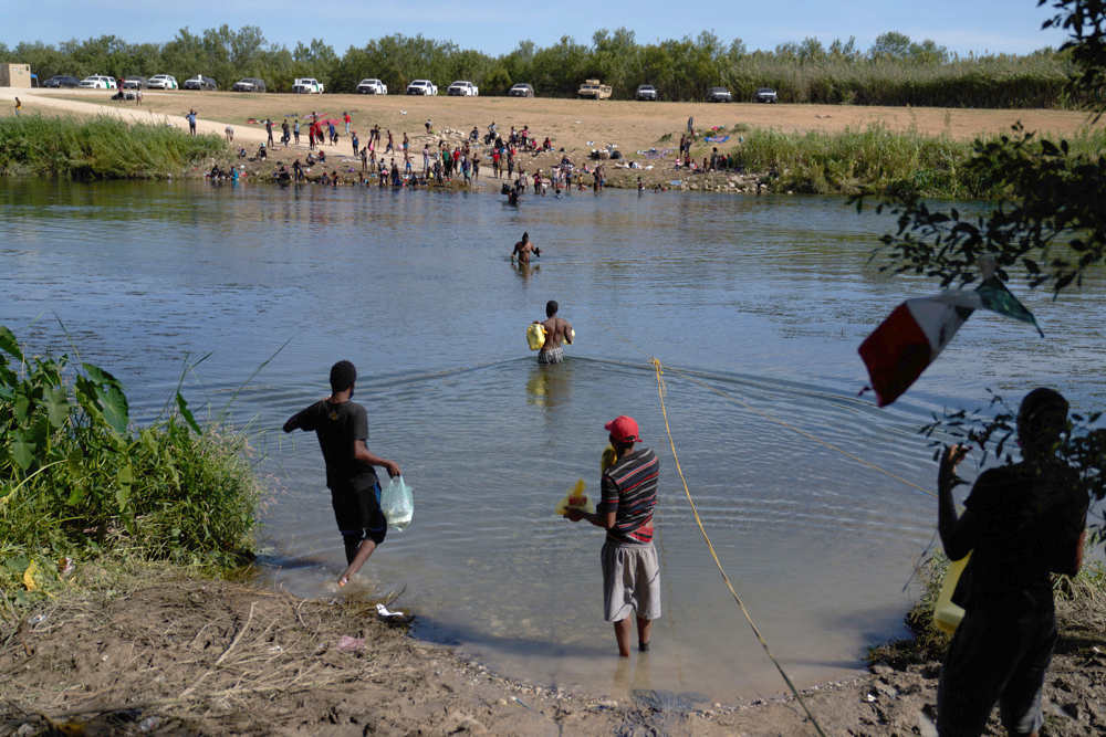 Cientos de migrantes cruzan el Río Grande hacia El Paso en busca de asilo