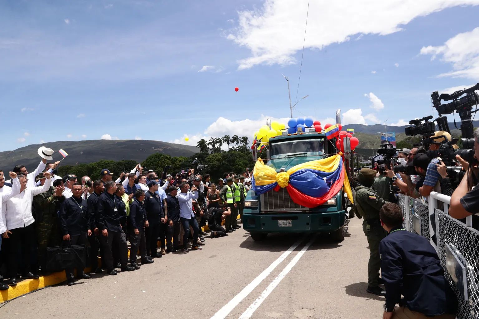 Colombia y Venezuela reabren la frontera común cerrada hace siete años