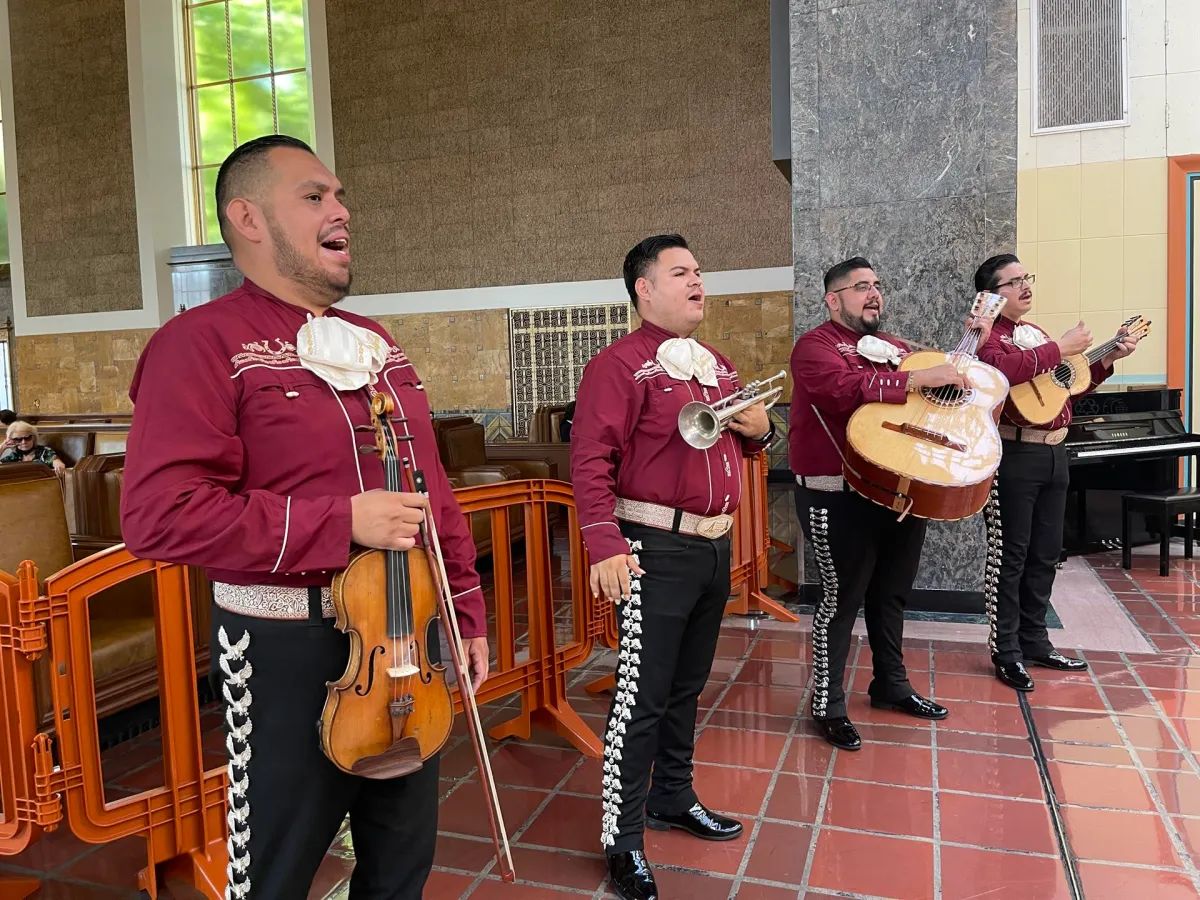 Con serenata de mariachi celebran Mes de la Herencia Hispana en Los Ángeles