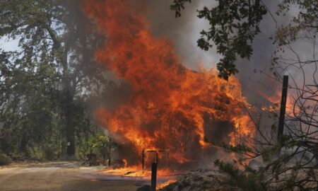 Mueren dos personas al arrasar incendio forestal una comunidad en California