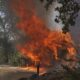 Mueren dos personas al arrasar incendio forestal una comunidad en California
