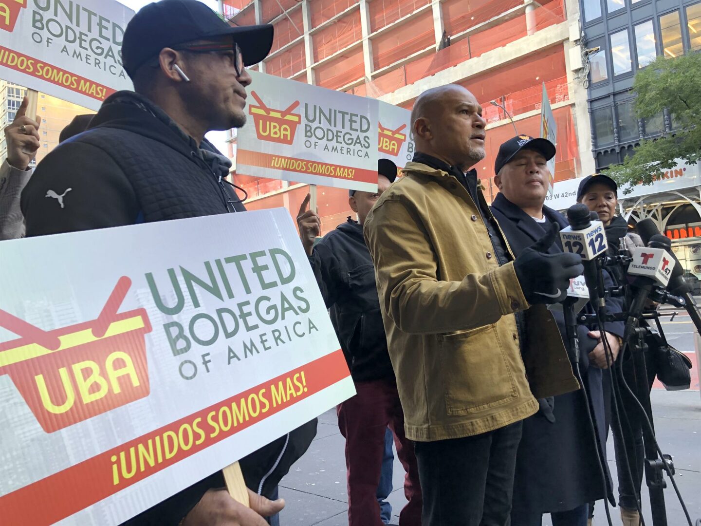 Bodegas de Nueva York dispuestas a emplear a “miles” de inmigrantes latinos