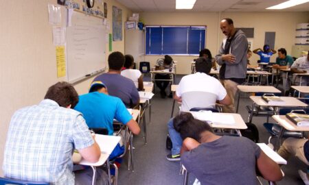 Escuela de California sanciona a estudiantes por recrear subasta de esclavos