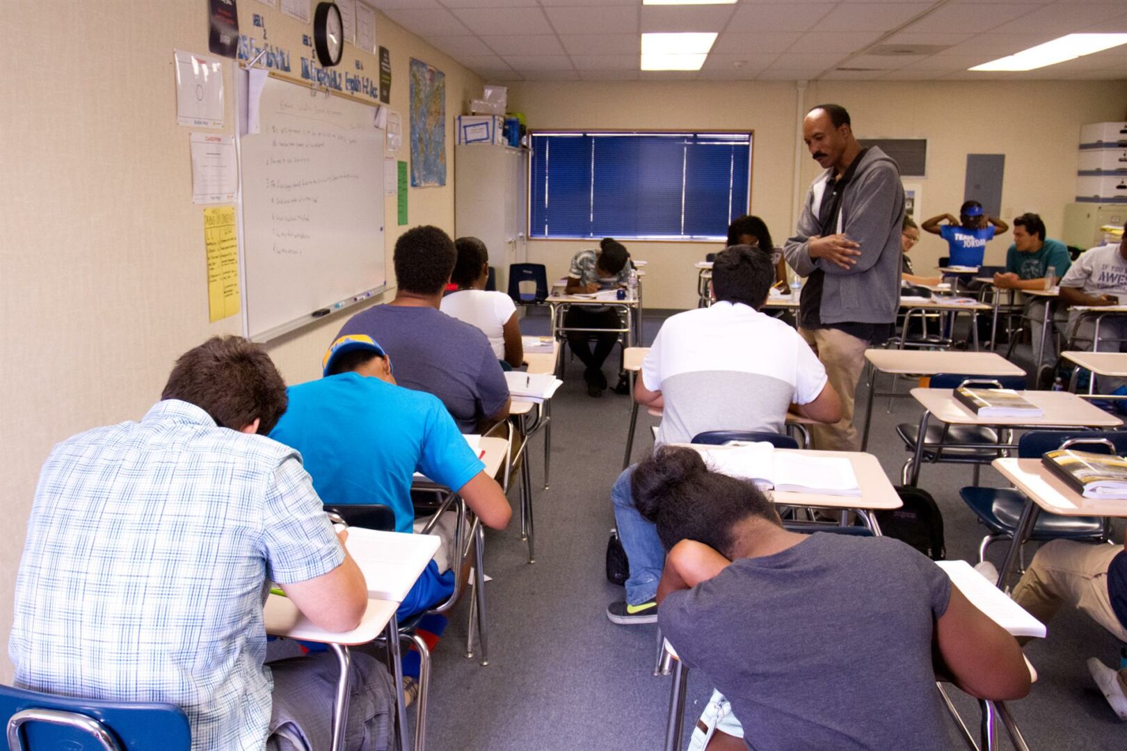Escuela de California sanciona a estudiantes por recrear subasta de esclavos
